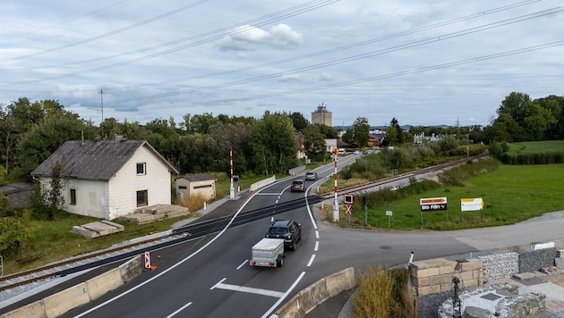 In Aurolzmünster soll auf der stark befahrenen B 143 eine Lichtanlage für Sicherheit am ...