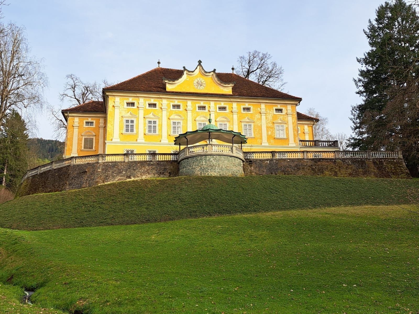 Führungen im Schloss Stadlhof bei Johanna und Hermann Fleischhacker in Pflugern bei St. Veit ab ...