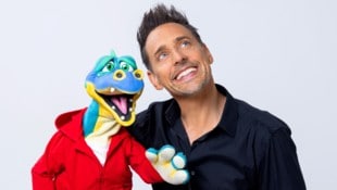 „Tricky Niki“ mit Drache Emil. Auch Faultier Diego und Affe Luigi hat er mit im Gepäck. Karten ...