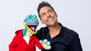 „Tricky Niki“ mit Drache Emil. Auch Faultier Diego und Affe Luigi hat er mit im Gepäck. Karten ...