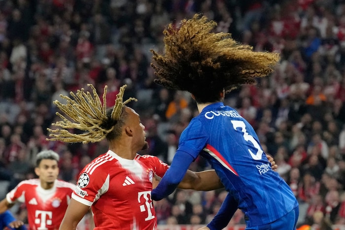 Sacha Boey im Duell mit Chelseas Marc Cucurella