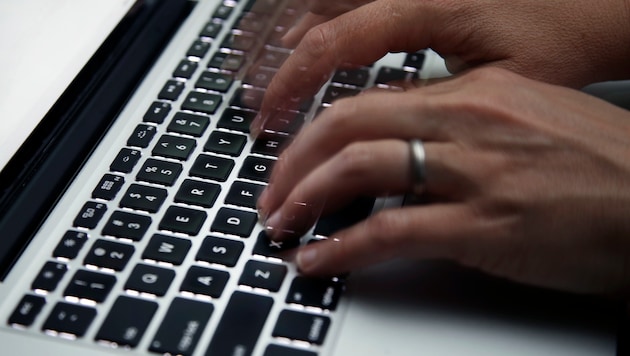 Die unbekannten Täter dürften eine echte E-Mail mit einer Rechnung abgefangen haben.