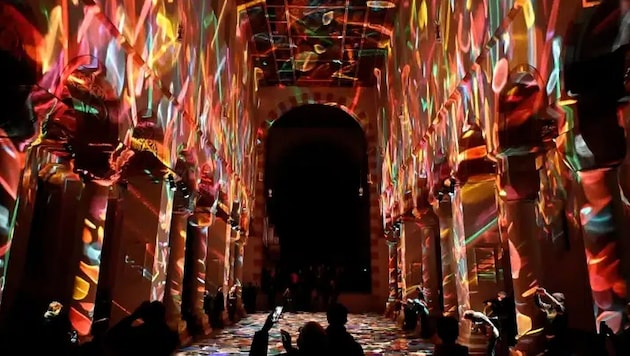 Liz West wird mit „Our Colour Reflection“ spektakulär die Grazer Schloßbergbühne-Kasematten ...