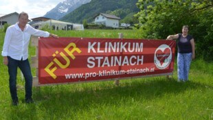 Arzt Wilhelm Pintar und Vereinsbobfrau Regina Winkler-Renner am Grundstück, auf dem das Klinikum ...