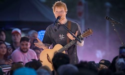 Ein sichtlich erschlankter Ed Sheeran auf sicherem Boden bei einem Konzert Mittwochabend in ...
