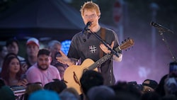 Ein sichtlich erschlankter Ed Sheeran auf sicherem Boden bei einem Konzert Mittwochabend in ...