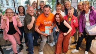 Philipp Jelinek (M.) mit Fans in Wien, wo er sein Buch „Rückenfit mit Philipp“ präsentierte.