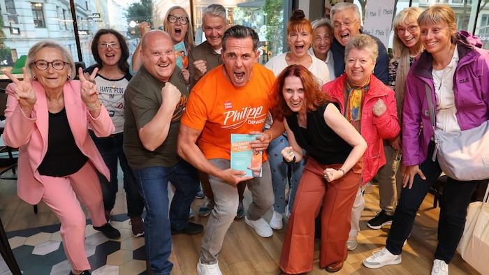 Philipp Jelinek (M.) mit Fans in Wien, wo er sein Buch „Rückenfit mit Philipp“ präsentierte.