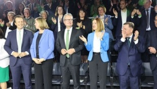 Die ÖVP baute die Grazer Messehalle am 4. November 2024 in eine große Wahlkampfarena um, damit ...