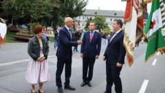 Apostolos Tzitzikostas (re.) beim Landesüblichen Empfang in Innsbruck mit Staatssekretärin ...