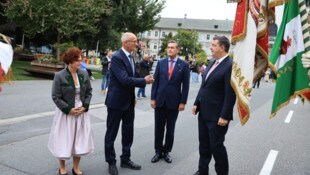 Apostolos Tzitzikostas (re.) beim Landesüblichen Empfang in Innsbruck mit Staatssekretärin ...