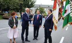 Apostolos Tzitzikostas (re.) beim Landesüblichen Empfang in Innsbruck mit Staatssekretärin ...
