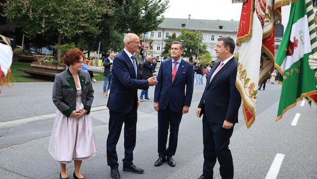 Apostolos Tzitzikostas (re.) beim Landesüblichen Empfang in Innsbruck mit Staatssekretärin ...
