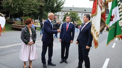 Apostolos Tzitzikostas (re.) beim Landesüblichen Empfang in Innsbruck mit Staatssekretärin ...