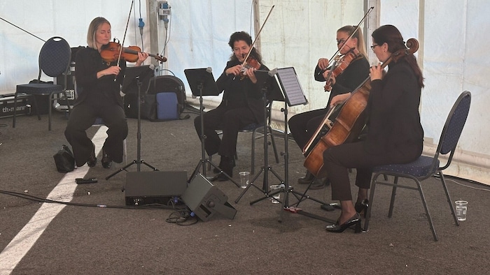 Sogar ein kleines Orchester spielte auf.