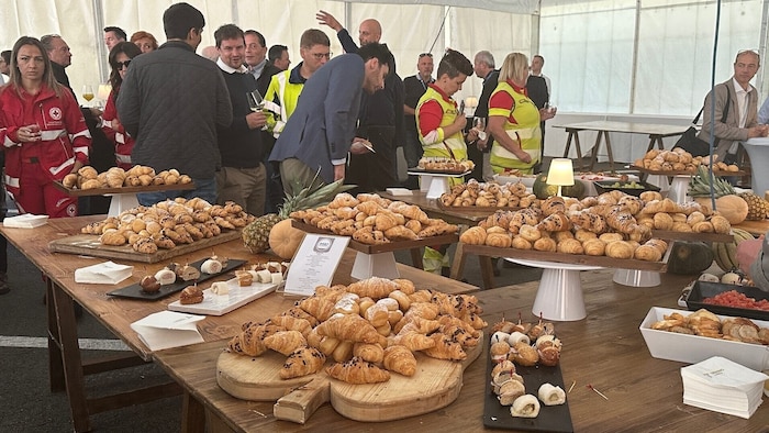 Auf sie wartete ein Buffet mit österreichischen und italienischen Köstlichkeiten.
