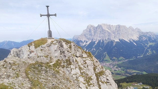 Der – nur für Geübte erreichbare – Nebengipfel mit Blick hinüber zur Zugspitze.