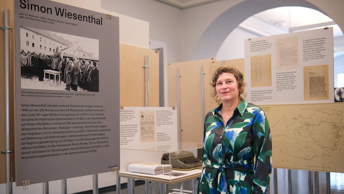 Andrea Bina, Leiterin des Nordico, in der Ausstellung „Sehnsucht Frieden“