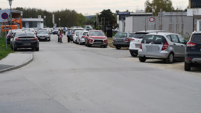 Alltägliches Bild: Die Straßen um die Klinik sind vollgeparkt.