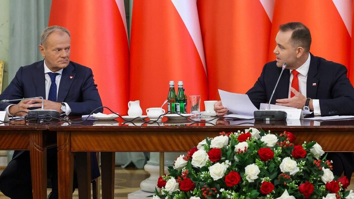 Präsident Karol Nawrocki (rechts) warf Premier Donald Tusk (links) vor, wichtige Informationen ...