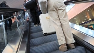 Am Ende der Rolltreppe einfach stehen bleiben? Das kann böse Folgen haben, findet Stefan Vögel – ...
