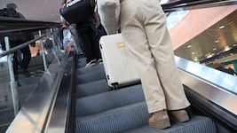 Am Ende der Rolltreppe einfach stehen bleiben? Das kann böse Folgen haben, findet Stefan Vögel – ...