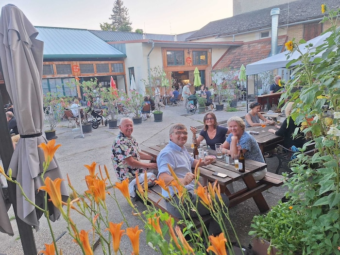 Man kommt gerne zusammen am neu erweckten Dorfplatz in St. Andrä-Wördern!