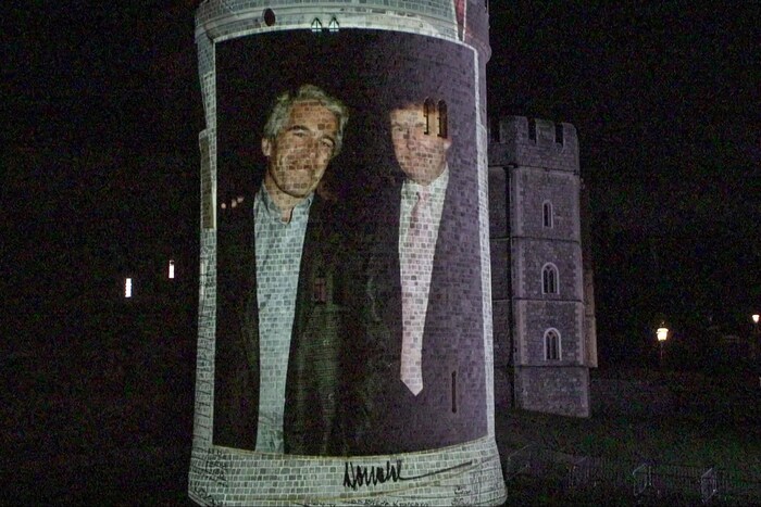 Demonstranten projizierten ein Bild von Epstein und Trump auf Schloss Windsor.