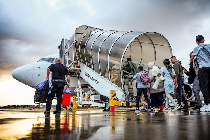 Syrier bei ihrer Abschiebung von Rotterdam nach Damaskus