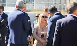 Giorgia Meloni und Matteo Salvini – etwas versteckt von Südtirols LH Arno Kompatscher – trafen ...