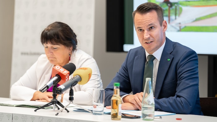 Landeshauptmann-Stellvertreterin Manuela Khom (ÖVP) und Bildungslandesrat Stefan Hermann (FPÖ) ...