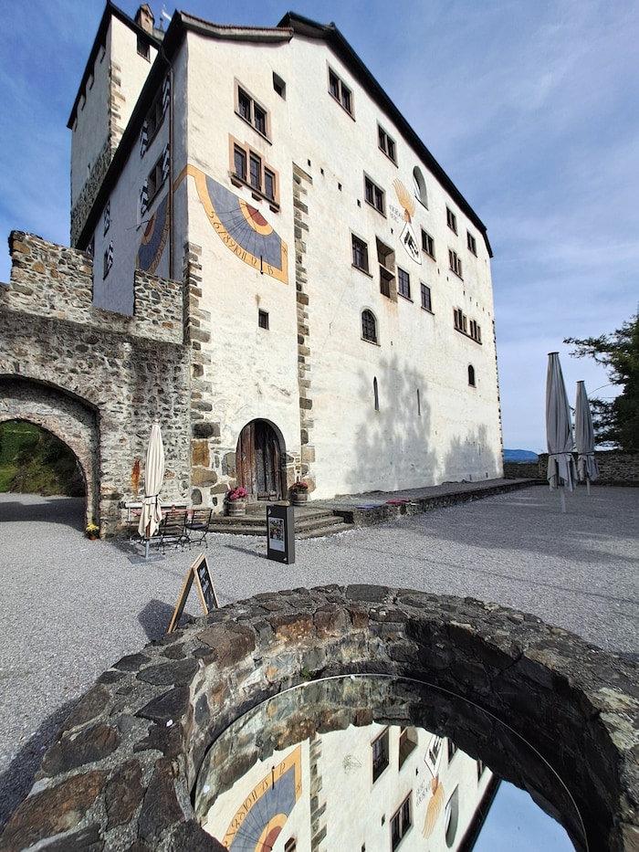 Das ab 1228 errichtete Schloss liegt oberhalb des mittelalterlichen Städtchens.