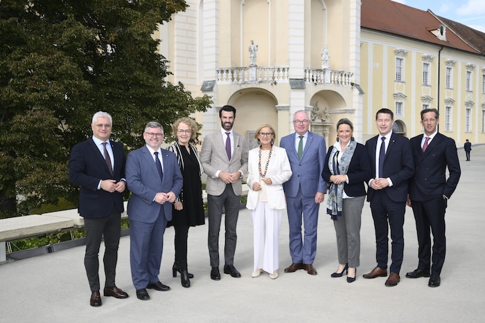 Finanzlandesrat Ludwig Schleritzko (2. v. li.) bei seiner letzten Regierungsklausur vor Stift ...