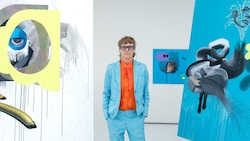 Inmitten der eigenen bunten Gemälde im Belvedere 21: Ashley Hans Scheirl.