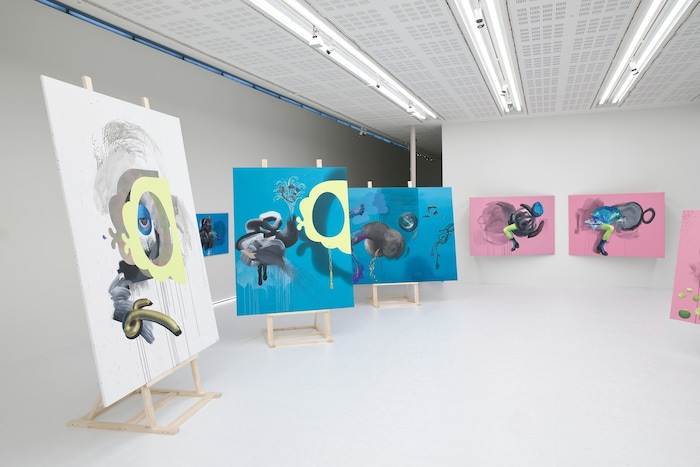 Ausstellungsansicht im Belvedere 21. Der weiße Teppich soll nach und nach die Spuren der ...