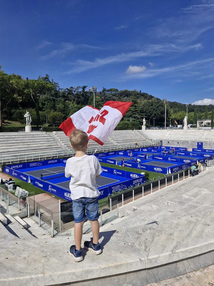 Edelfan Luca hält schon die österreichische Flagge hoch