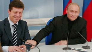 Archivbild aus dem Jahr 2004: Dmitri Kosak und Wladimir Putin bei einer gemeinsamen ...