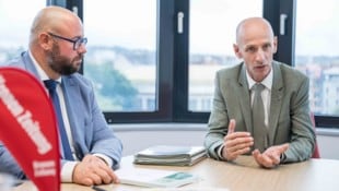 Finanzlandesrat Willibald Ehrenhöfer (ÖVP, rechts) und Finanzabteilungsleiter Peter Ebner beim ...