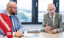Finanzlandesrat Willibald Ehrenhöfer (ÖVP, rechts) und Finanzabteilungsleiter Peter Ebner beim ...