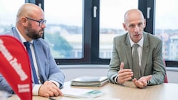Finanzlandesrat Willibald Ehrenhöfer (ÖVP, rechts) und Finanzabteilungsleiter Peter Ebner beim ...
