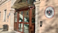 Der 51-Jährige wird der Staatsanwaltschaft Klagenfurt angezeigt; ebenso eine Grazerin, die im ...