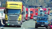 Gespräche sollen auf EU-Ebene fortgesetzt werden. Inzwischen donnern die Lkw weiterhin ...