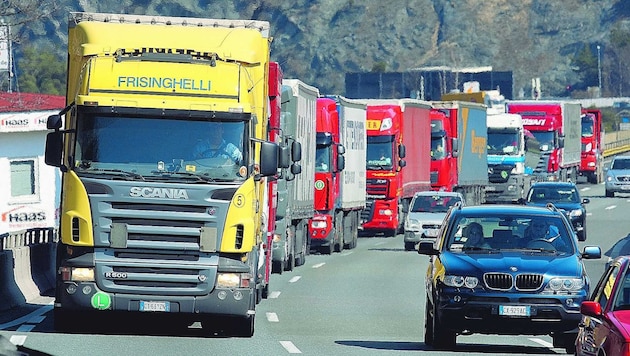 Gespräche sollen auf EU-Ebene fortgesetzt werden. Inzwischen donnern die Lkw weiterhin ...