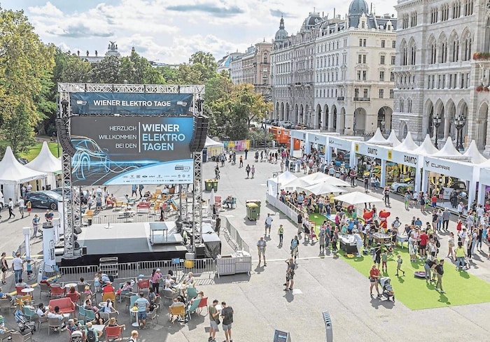 Auf der großen Bühne gibt‘s Infos und Unterhaltung.