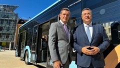 Peter Hanke und EU-Kommissar Apostolos Tzitzikostas vor der Abreise zum Bahnhof mit einem ...