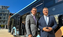 Peter Hanke und EU-Kommissar Apostolos Tzitzikostas vor der Abreise zum Bahnhof mit einem ...
