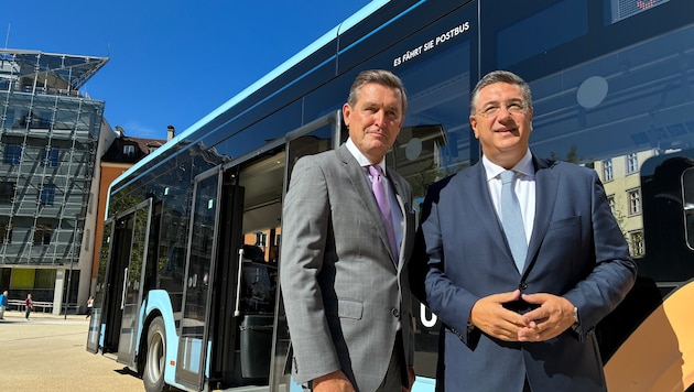 Peter Hanke und EU-Kommissar Apostolos Tzitzikostas vor der Abreise zum Bahnhof mit einem ...