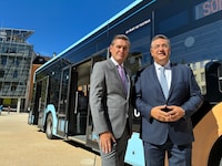 Peter Hanke und EU-Kommissar Apostolos Tzitzikostas vor der Abreise zum Bahnhof mit einem ...