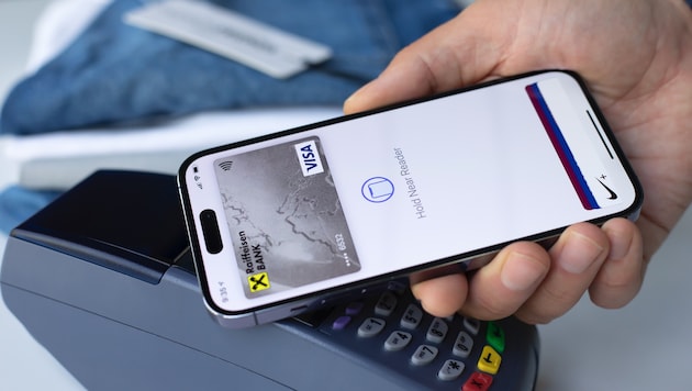 Raiffeisen und die Bank Austria locken mit attraktiven Wechselprämien. Es geht um ...