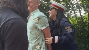 Was ist denn da los?!? Hat der ORF-Liebling Andi Knoll hier Probleme mit dem Gesetz?